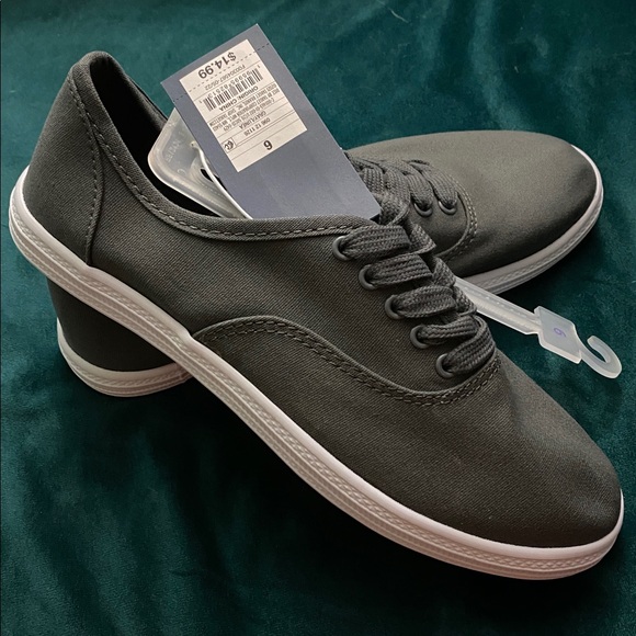 Universal Thread Dark Gray Flat Sneakers in Womens Size 6 | White Siding Lace Up - Picture 3 of 3